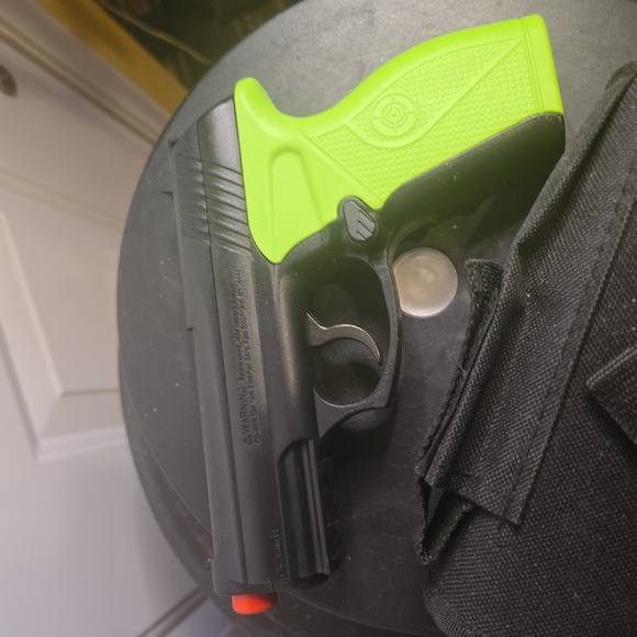 Crosman Z11 Zombie Eliminator Air Soft With Black and Green Holster - Picture 4 of 6